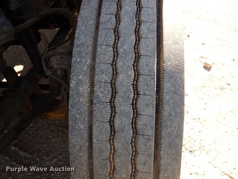 image for item DK8250 2006 Freightliner Columbia 120  semi truck