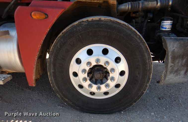 image for item DK8250 2006 Freightliner Columbia 120  semi truck