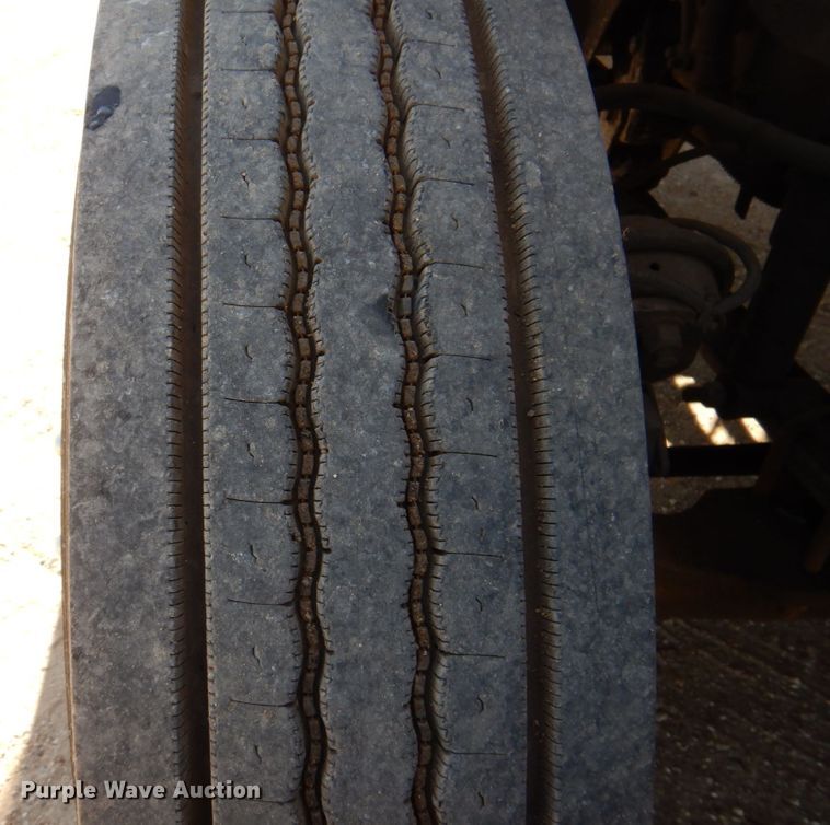 image for item DK8250 2006 Freightliner Columbia 120  semi truck