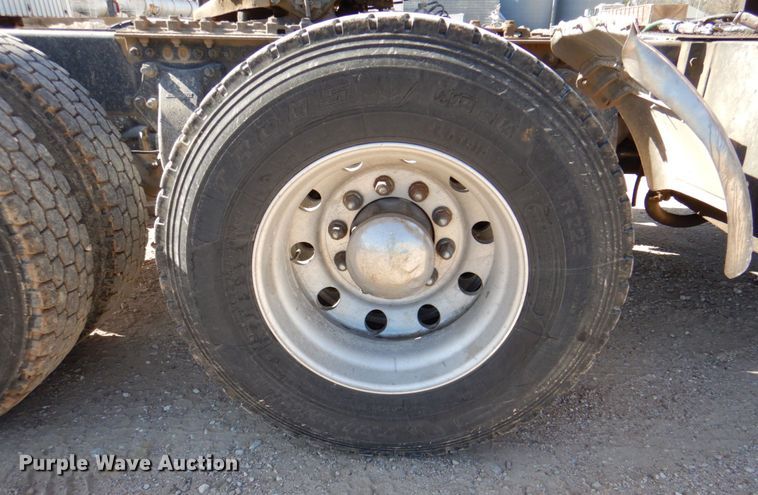 image for item DK8250 2006 Freightliner Columbia 120  semi truck