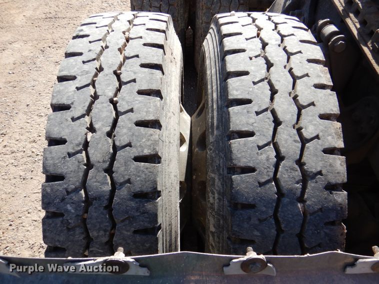 image for item DK8250 2006 Freightliner Columbia 120  semi truck