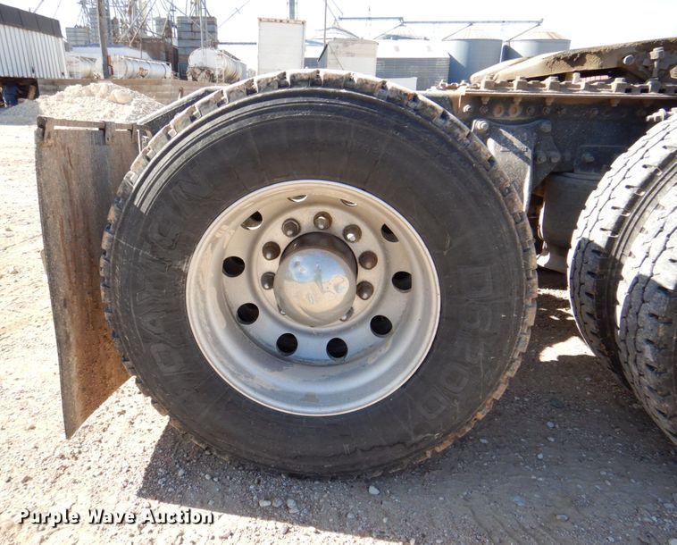 image for item DK8250 2006 Freightliner Columbia 120  semi truck