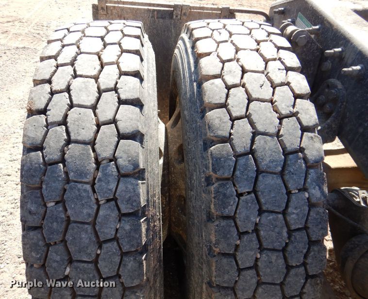 image for item DK8250 2006 Freightliner Columbia 120  semi truck