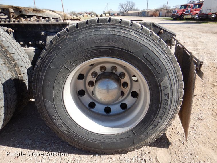 image for item DK8250 2006 Freightliner Columbia 120  semi truck