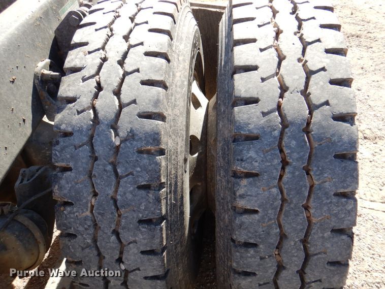 image for item DK8250 2006 Freightliner Columbia 120  semi truck