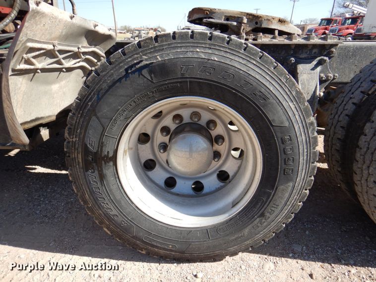 image for item DK8250 2006 Freightliner Columbia 120  semi truck