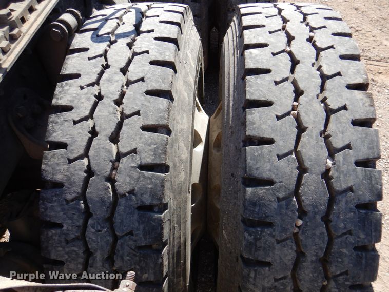 image for item DK8250 2006 Freightliner Columbia 120  semi truck