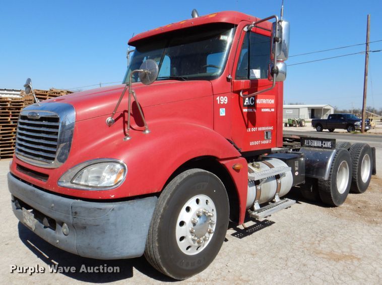 image for item DK8255 2005 Freightliner Columbia 120  semi truck