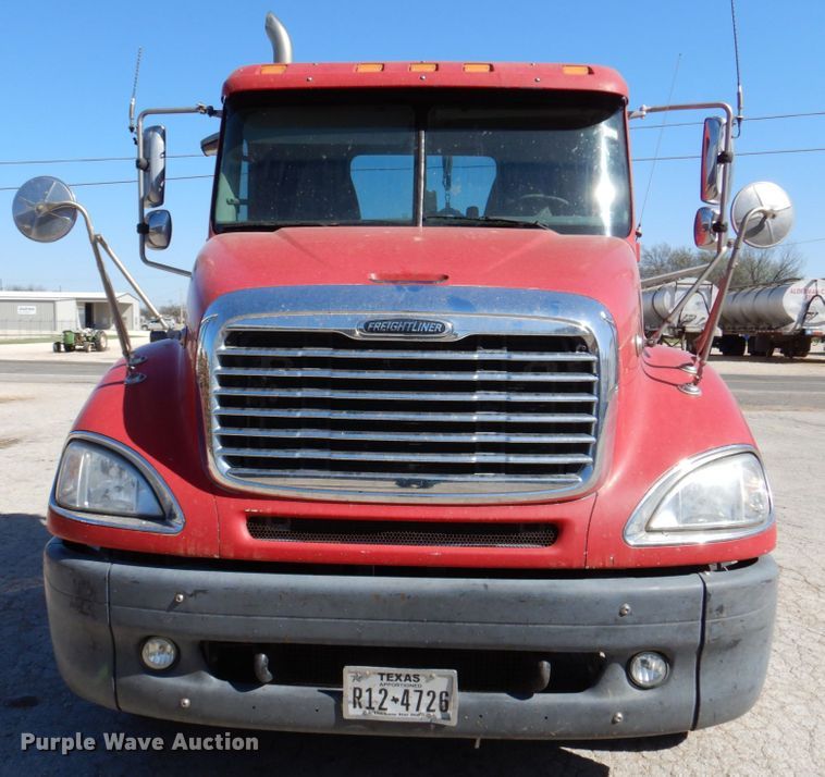 image for item DK8255 2005 Freightliner Columbia 120  semi truck