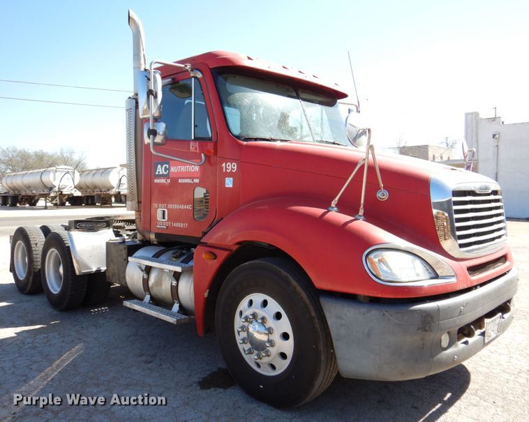 image for item DK8255 2005 Freightliner Columbia 120  semi truck