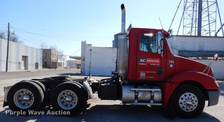 image for item DK8255 2005 Freightliner Columbia 120  semi truck