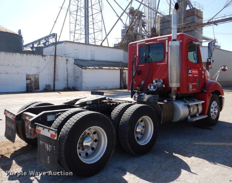 image for item DK8255 2005 Freightliner Columbia 120  semi truck