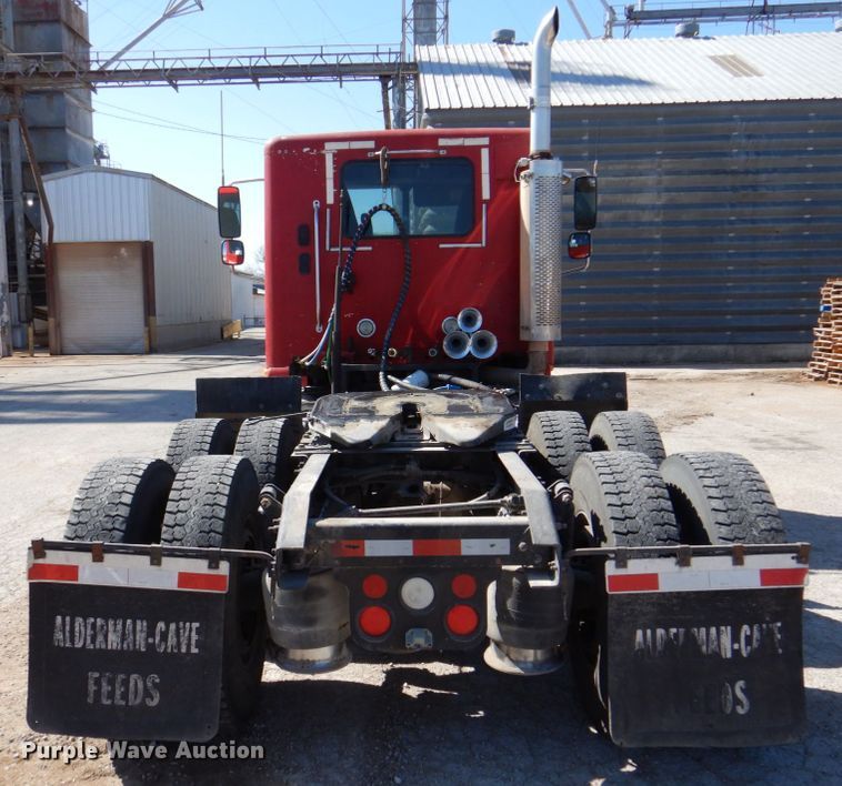 image for item DK8255 2005 Freightliner Columbia 120  semi truck