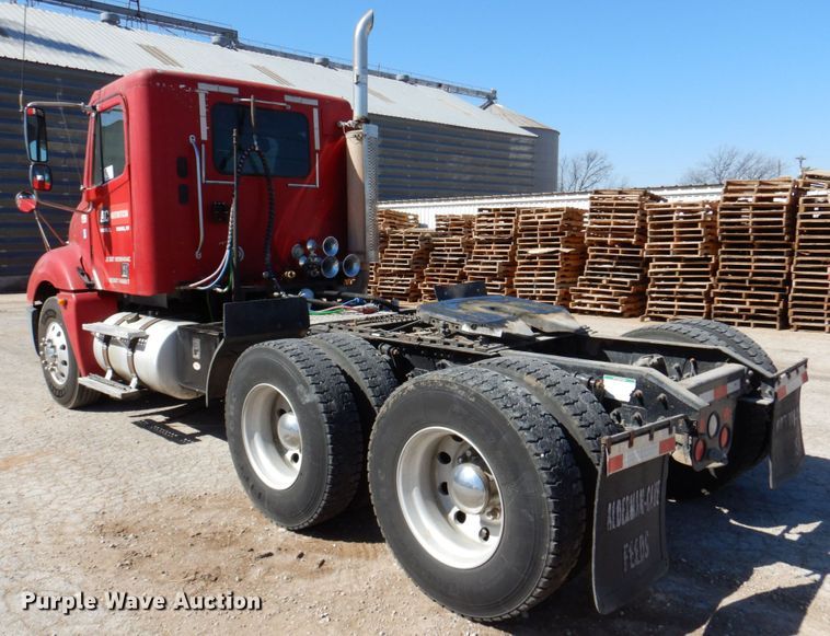 image for item DK8255 2005 Freightliner Columbia 120  semi truck