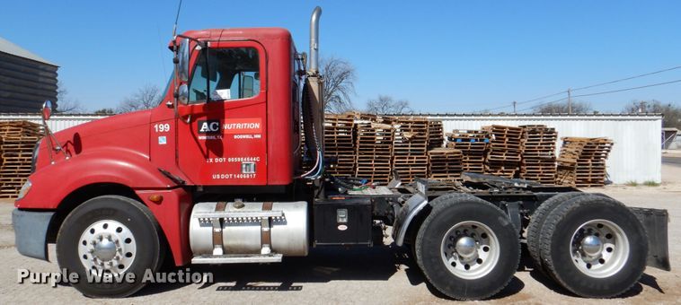 image for item DK8255 2005 Freightliner Columbia 120  semi truck