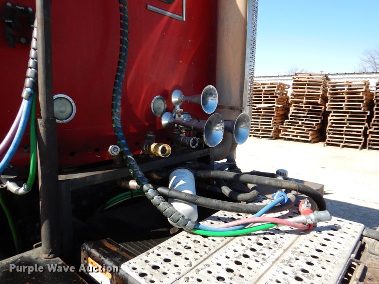 image for item DK8255 2005 Freightliner Columbia 120  semi truck