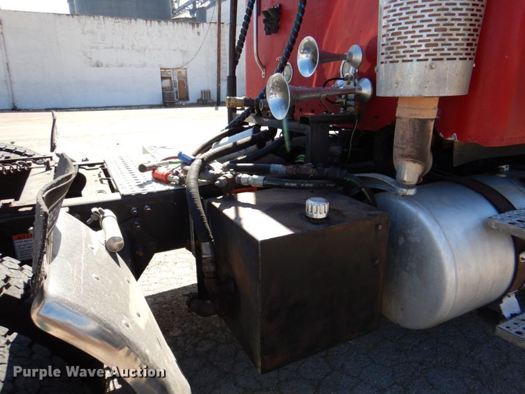 image for item DK8255 2005 Freightliner Columbia 120  semi truck