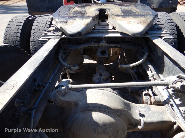 image for item DK8255 2005 Freightliner Columbia 120  semi truck