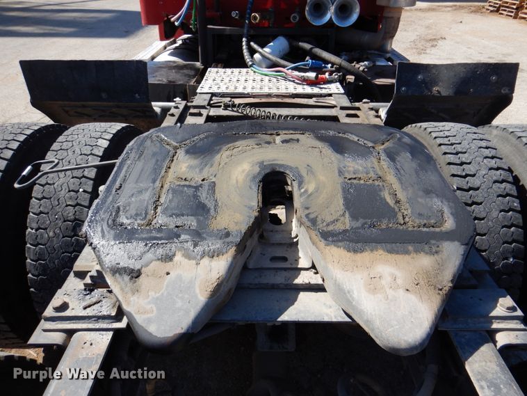 image for item DK8255 2005 Freightliner Columbia 120  semi truck