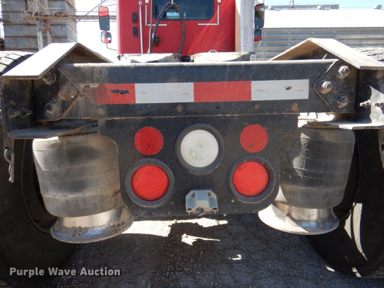 image for item DK8255 2005 Freightliner Columbia 120  semi truck