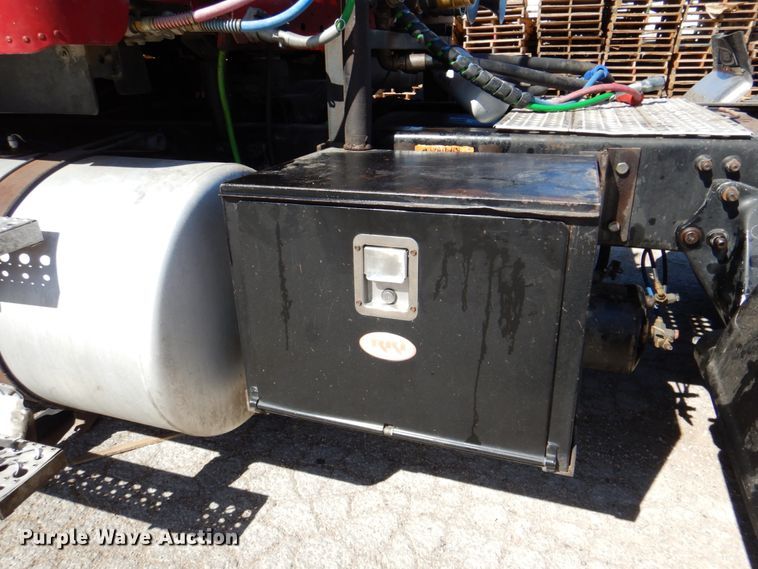 image for item DK8255 2005 Freightliner Columbia 120  semi truck