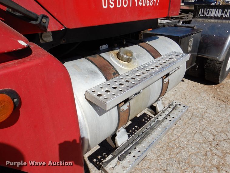 image for item DK8255 2005 Freightliner Columbia 120  semi truck