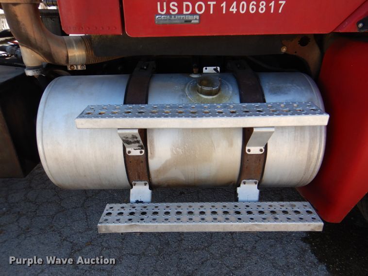 image for item DK8255 2005 Freightliner Columbia 120  semi truck