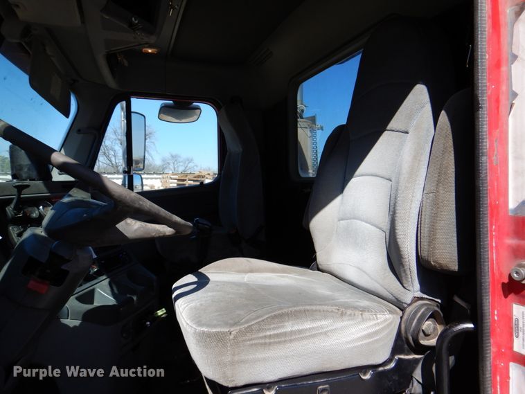 image for item DK8255 2005 Freightliner Columbia 120  semi truck