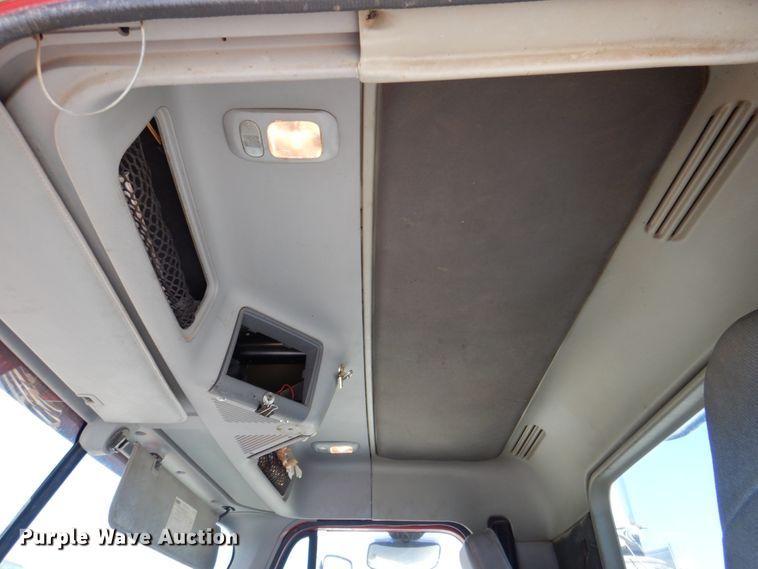 image for item DK8255 2005 Freightliner Columbia 120  semi truck