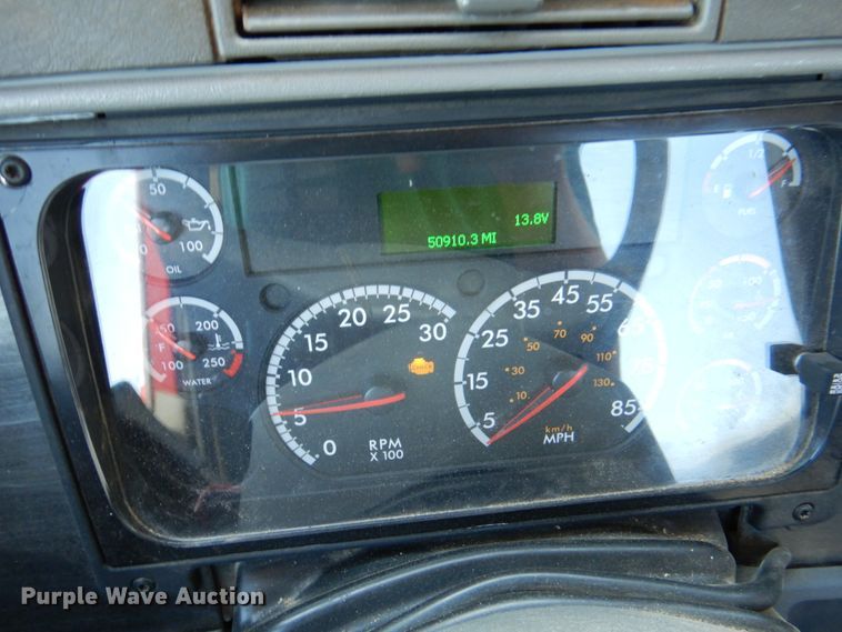 image for item DK8255 2005 Freightliner Columbia 120  semi truck