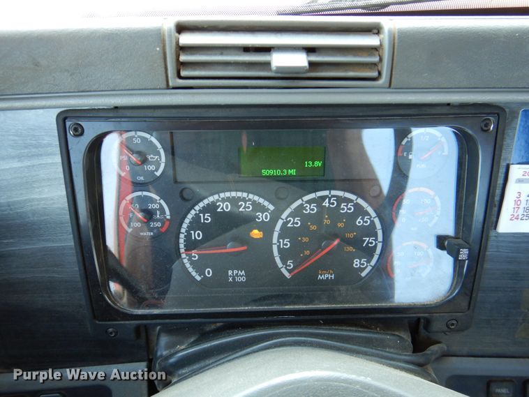 image for item DK8255 2005 Freightliner Columbia 120  semi truck