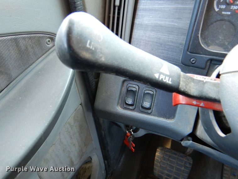 image for item DK8255 2005 Freightliner Columbia 120  semi truck