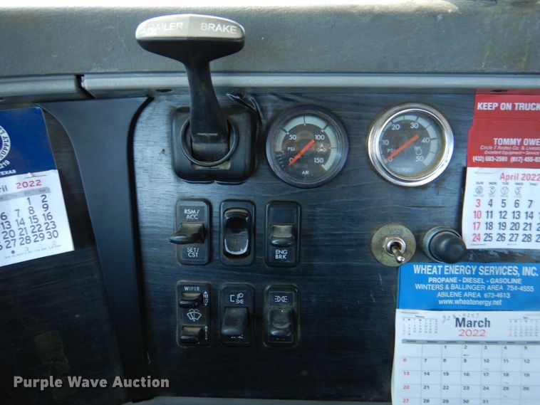 image for item DK8255 2005 Freightliner Columbia 120  semi truck