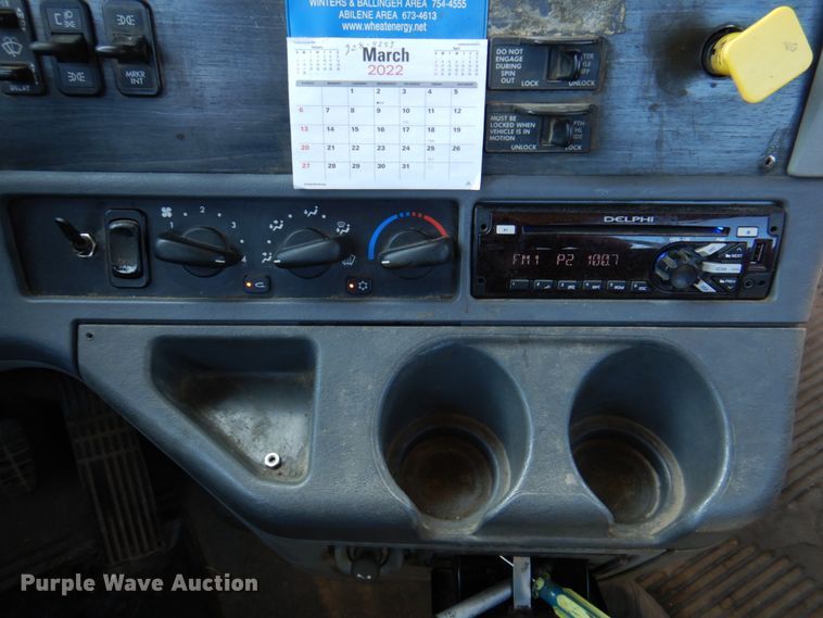 image for item DK8255 2005 Freightliner Columbia 120  semi truck