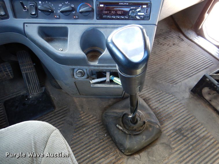 image for item DK8255 2005 Freightliner Columbia 120  semi truck