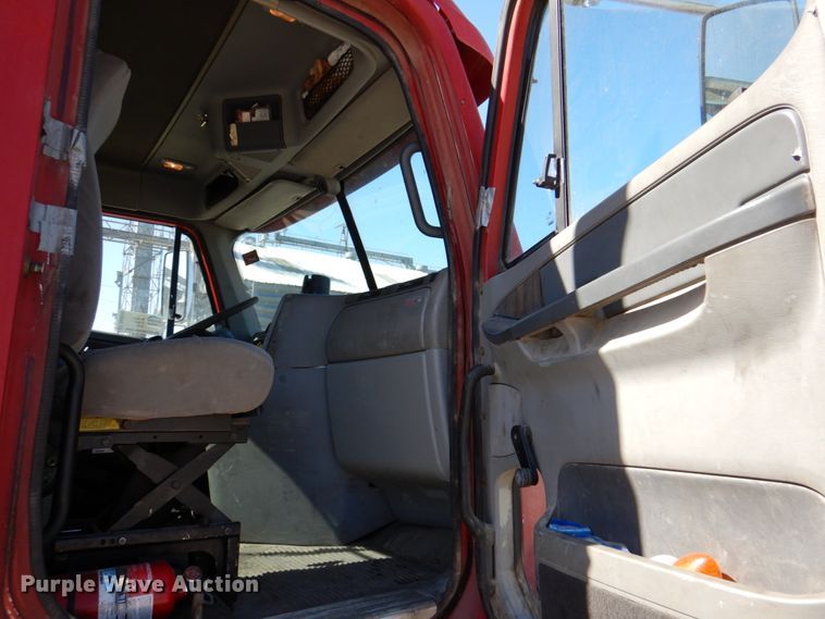 image for item DK8255 2005 Freightliner Columbia 120  semi truck