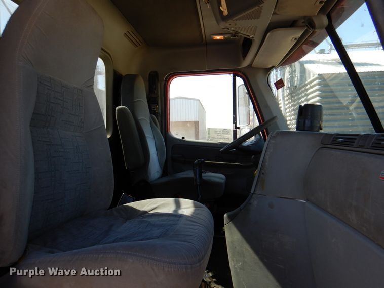 image for item DK8255 2005 Freightliner Columbia 120  semi truck