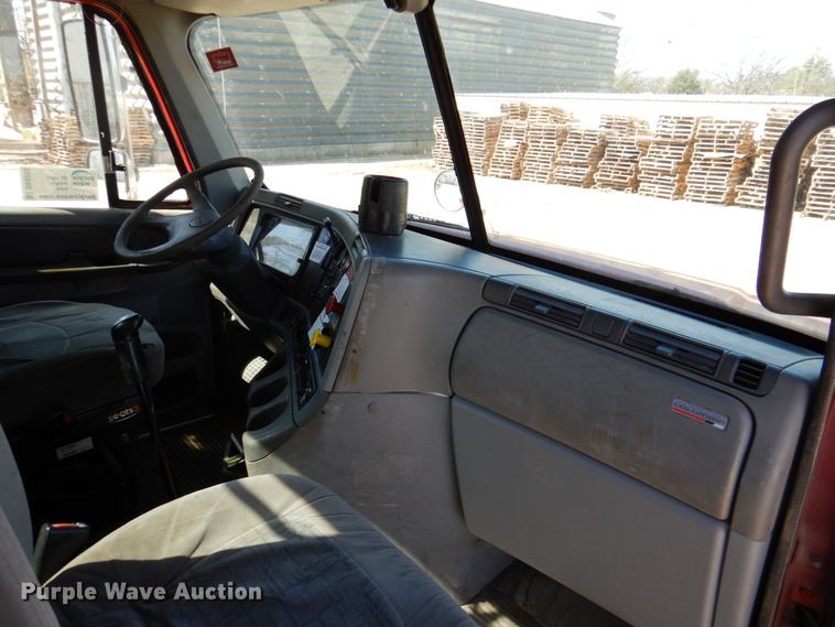 image for item DK8255 2005 Freightliner Columbia 120  semi truck