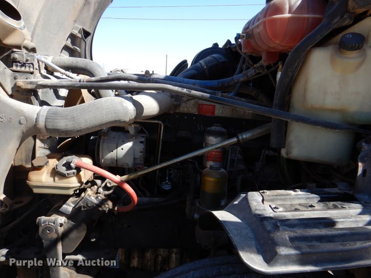 image for item DK8255 2005 Freightliner Columbia 120  semi truck