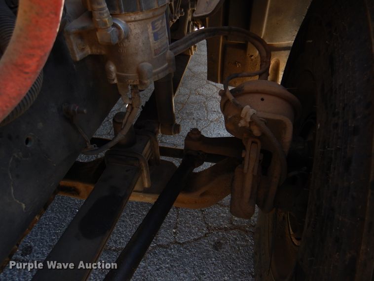 image for item DK8255 2005 Freightliner Columbia 120  semi truck