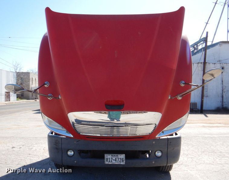 image for item DK8255 2005 Freightliner Columbia 120  semi truck