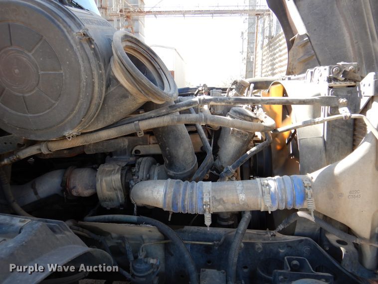 image for item DK8255 2005 Freightliner Columbia 120  semi truck