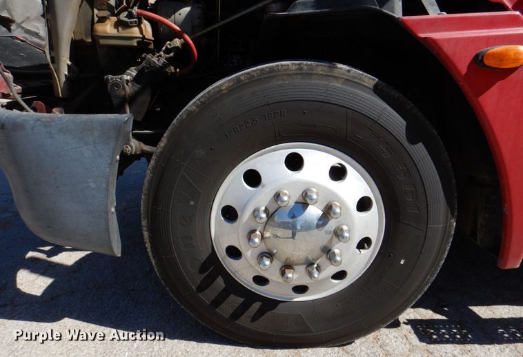 image for item DK8255 2005 Freightliner Columbia 120  semi truck