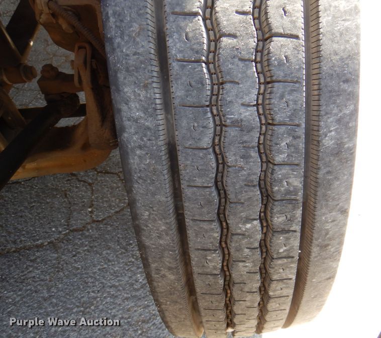 image for item DK8255 2005 Freightliner Columbia 120  semi truck