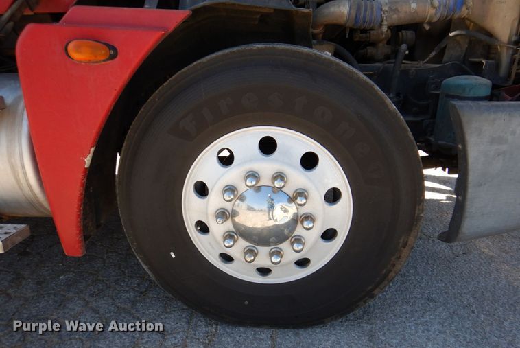 image for item DK8255 2005 Freightliner Columbia 120  semi truck