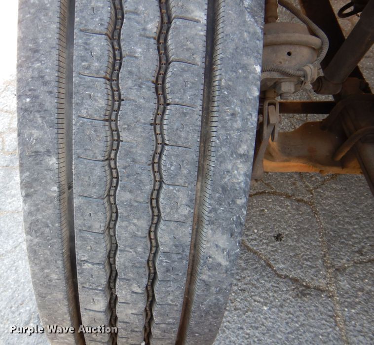 image for item DK8255 2005 Freightliner Columbia 120  semi truck