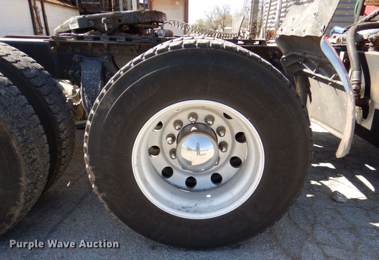 image for item DK8255 2005 Freightliner Columbia 120  semi truck