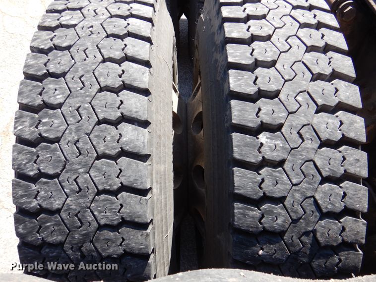 image for item DK8255 2005 Freightliner Columbia 120  semi truck