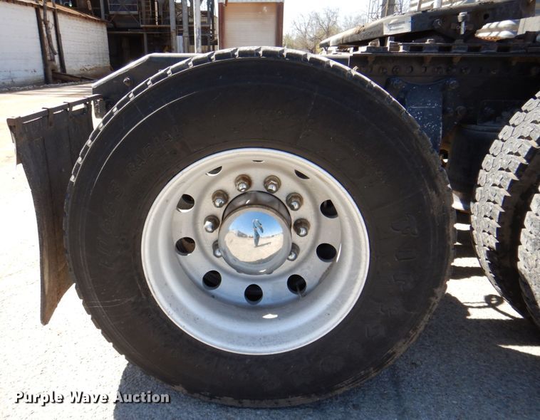 image for item DK8255 2005 Freightliner Columbia 120  semi truck