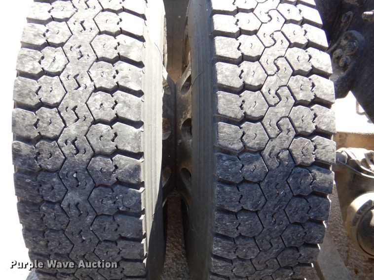 image for item DK8255 2005 Freightliner Columbia 120  semi truck